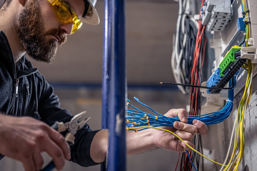 electricista profesional con cables